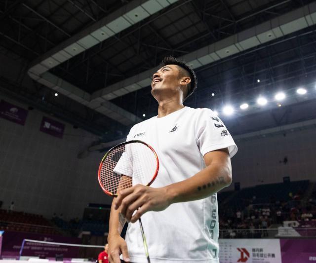 仅透露出红 仅透露出红